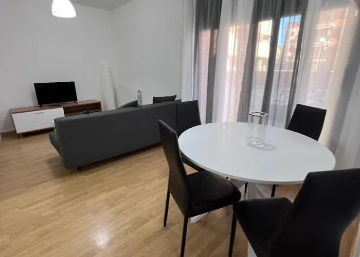 En Sabiñánigo Grupos Con Amplia Y Soleada Terraza *