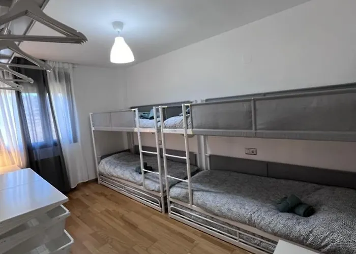 En Sabiñánigo Grupos Con Amplia Y Soleada Terraza